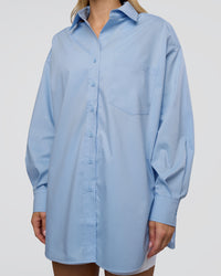 Woman wearing Go-To Oversized Shirt - Poplin Blue | Model:Leilani | Size:XS | Thumbnail Index: 5