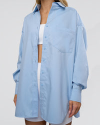 Woman wearing Go-To Oversized Shirt - Poplin Blue | Model:Leilani | Size:XS | Thumbnail Index: 10