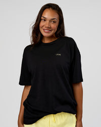 Woman wearing High Run FLXCotton Oversized Tee - Black-Yellow Fizz | Model:Kirstyn | Size:XS | Thumbnail Index: 3
