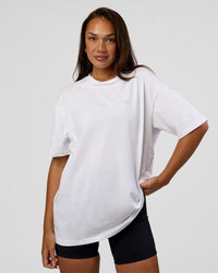 Woman wearing High Run FLXCotton Oversized Tee - White-Jelly Mint | Model:Kirstyn | Size:XS | Thumbnail Index: 4