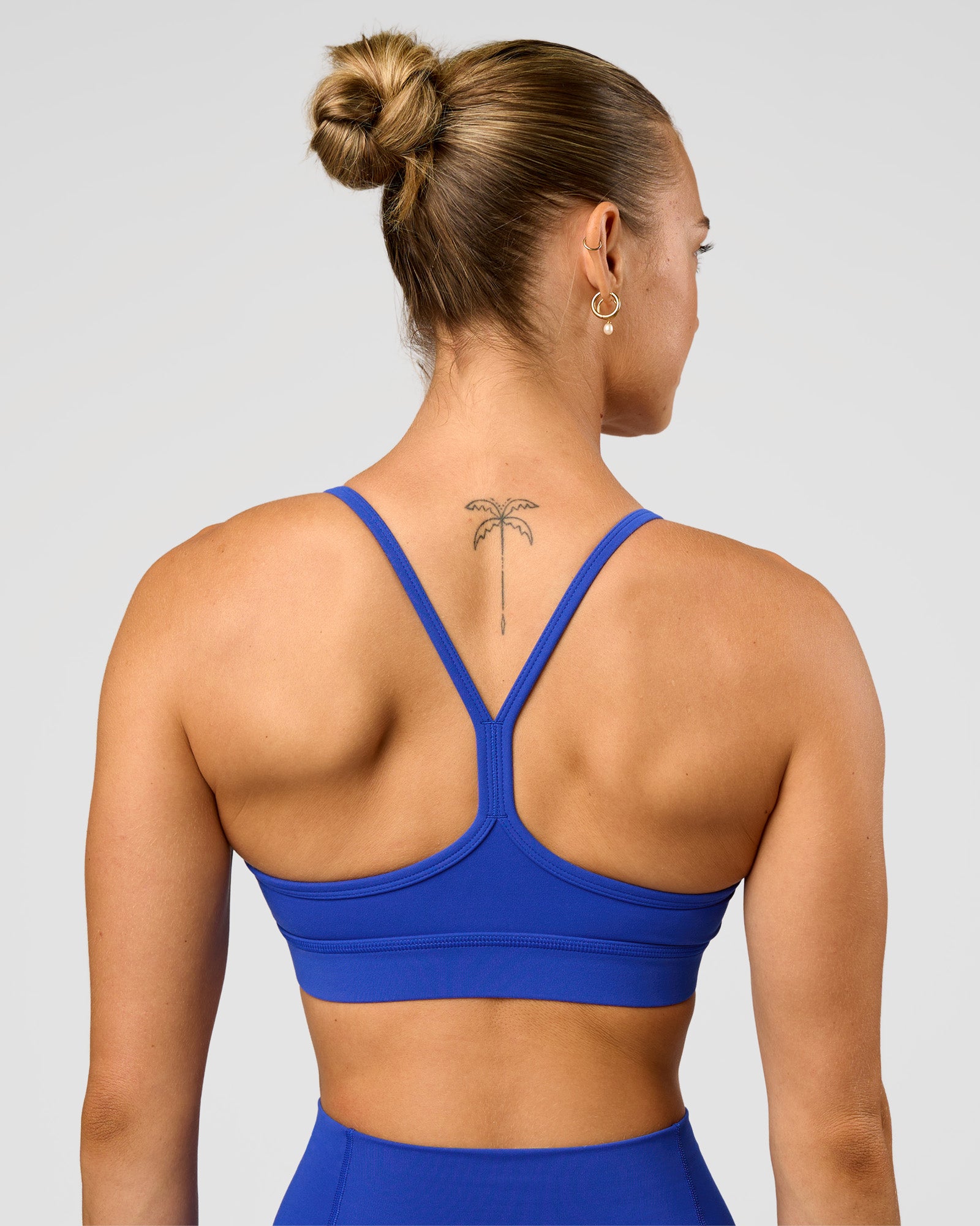 Woman wearing Lift Sports Bra - Electric Indigo | Model:Maja | Size:XS