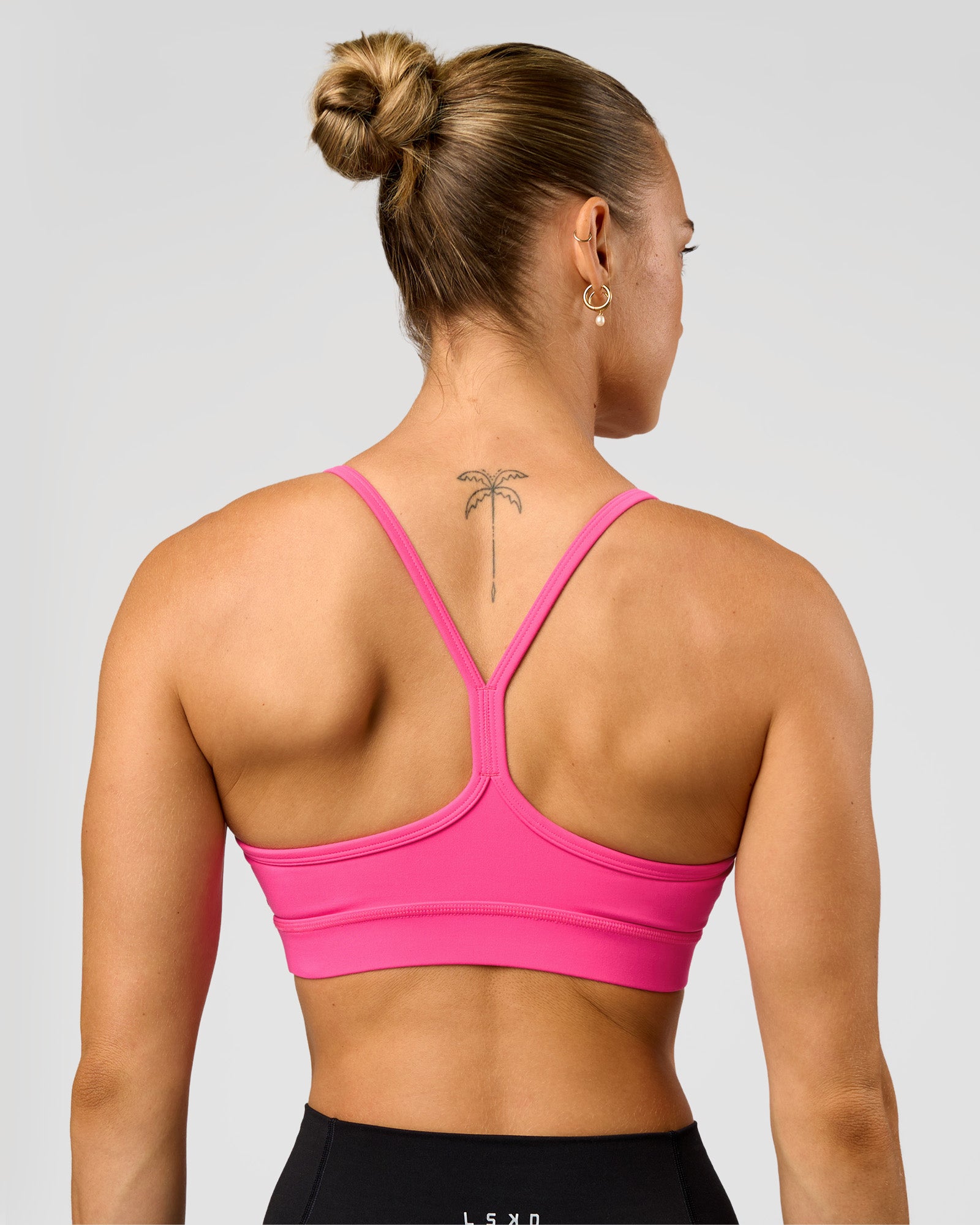 Woman wearing Lift Sports Bra - Ultra Pink | Model:Maja | Size:XS