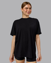 Woman wearing Lifting Club FLXCotton Tee Oversize - Black-Ultra Orange | Model:Emilie | Size:XS | Thumbnail Index: 3