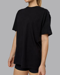 Woman wearing Lifting Club FLXCotton Tee Oversize - Black-Ultra Orange | Model:Emilie | Size:XS | Thumbnail Index: 8