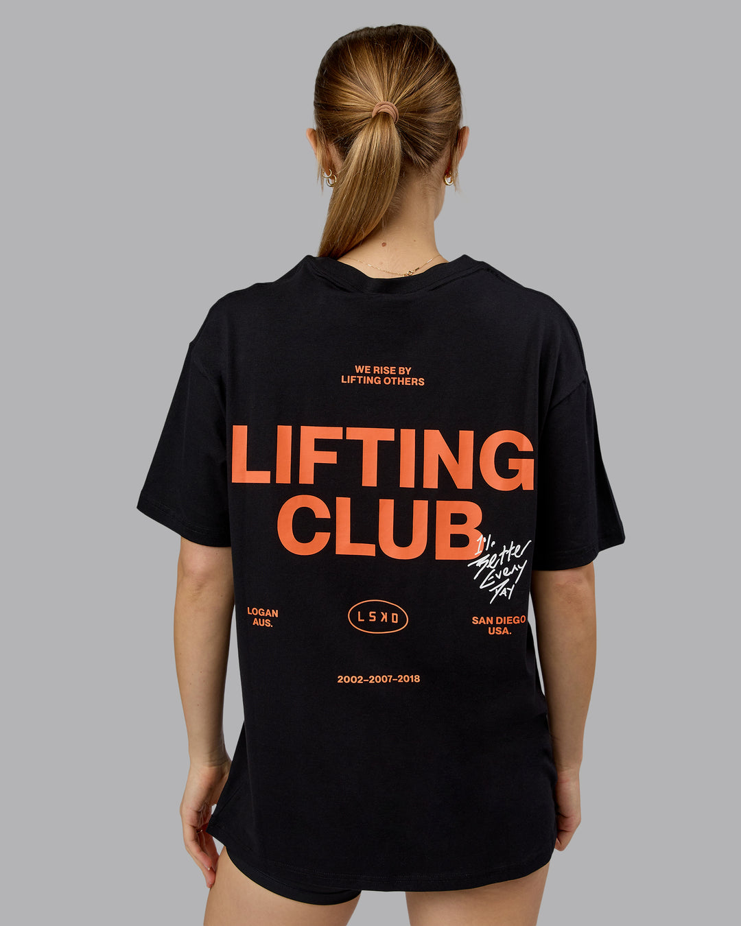 Woman wearing Lifting Club FLXCotton Tee Oversize - Black-Ultra Orange | Model:Emilie | Size:XS - view 12