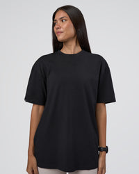 Woman wearing Lifting Club FLXCotton Tee Oversize - Black-Black | Model:Rhiley | Size:XS | Thumbnail Index: 4