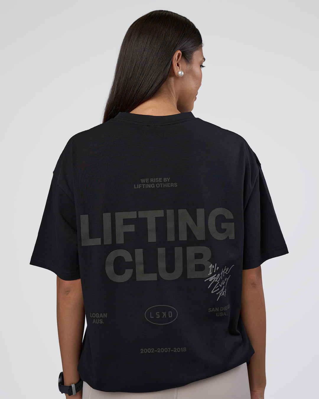 Woman wearing Lifting Club FLXCotton Tee Oversize - Black-Black | Model:Rhiley | Size:XS - view 4