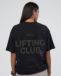 Woman wearing Lifting Club FLXCotton Tee Oversize - Black-Black | Model:Rhiley | Size:XS | Thumbnail Index: 3