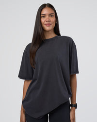 Woman wearing Lifting Club FLXCotton Tee Oversize - Black Washed | Model:Rhiley | Size:XS | Thumbnail Index: 3
