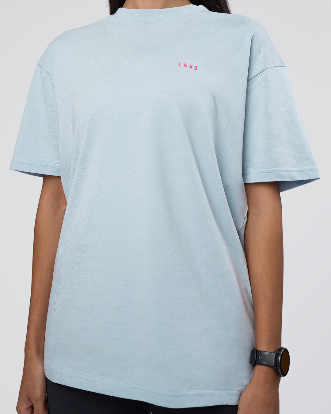 Woman wearing Lifting FLXCotton Oversized Tee - Blue Aura-Ultra Pink | Model:Rhiley | Size:XS - view 9