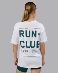 Woman wearing Love The Run FLXCotton Tee Oversize - White-Dark Moss | Model:Emilie | Size:XS | Thumbnail Index: 5