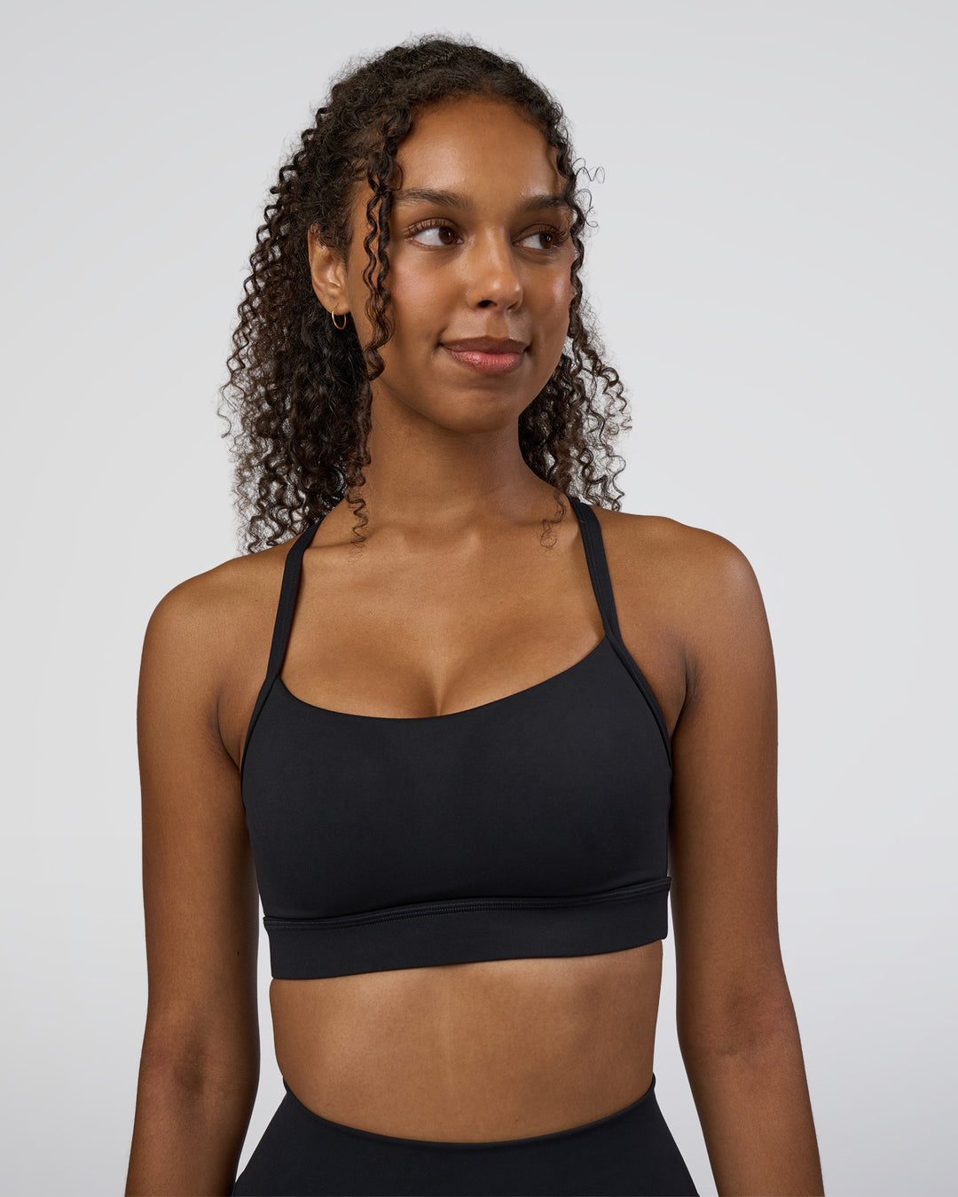 Woman wearing Momentum Sports Bra D/DD/E - Black | Model:Jordan | Size:XS - view 1
