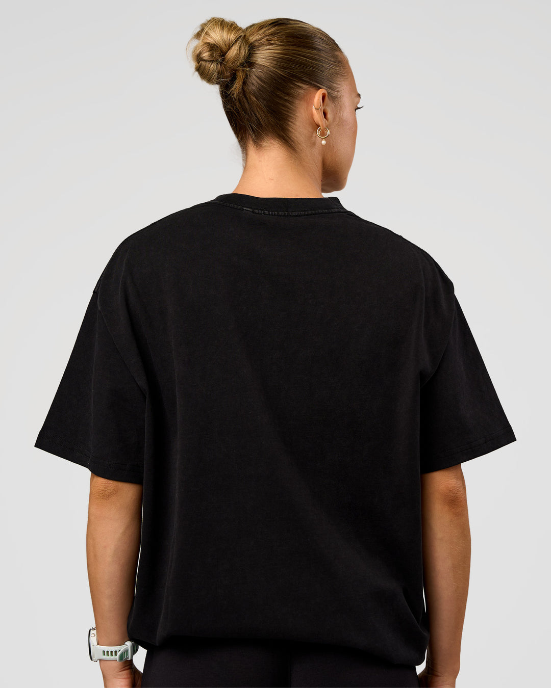 Woman wearing Offset Heavyweight Unisex Oversized Tee - Black Washed-Castlerock | Model:Maja | Size:XS - view 8
