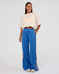 Woman wearing Peaches x LSKD Collection FLXCotton Oversize Tee - Off White | Model:Brylee | Size:XS | Thumbnail Index: 10