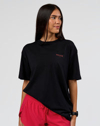 Woman wearing RUN CLUB FLXCotton Tee Oversize - Black-Scarlet | Model:Rhiley | Size:XS | Thumbnail Index: 3
