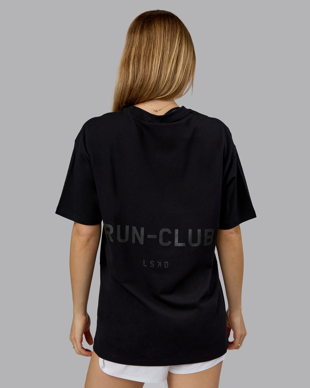 Woman wearing RUN CLUB FLXCotton Tee Oversize - Black-Reflective | Model:Emilie | Size:XS - view 2