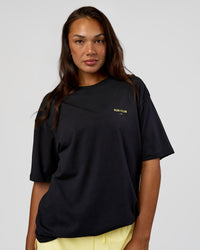Woman wearing RUN CLUB FLXCotton Tee Oversize - Black-Yellow Fizz | Model:Kirstyn | Size:XS | Thumbnail Index: 4