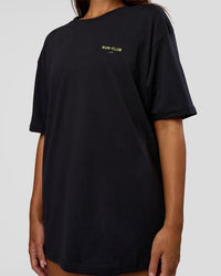 Woman wearing RUN CLUB FLXCotton Tee Oversize - Black-Yellow Fizz | Model:Kirstyn | Size:XS | Thumbnail Index: 9