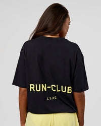 Woman wearing RUN CLUB FLXCotton Tee Oversize - Black-Yellow Fizz | Model:Kirstyn | Size:XS | Thumbnail Index: 3