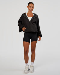 Woman wearing Run Light Jacket - Black | Model:Brylee | Size:XS | Thumbnail Index: 10