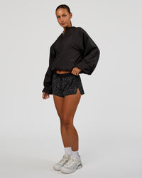 Woman wearing Run Light Jacket - Black | Model:Brylee | Size:XS | Thumbnail Index: 8