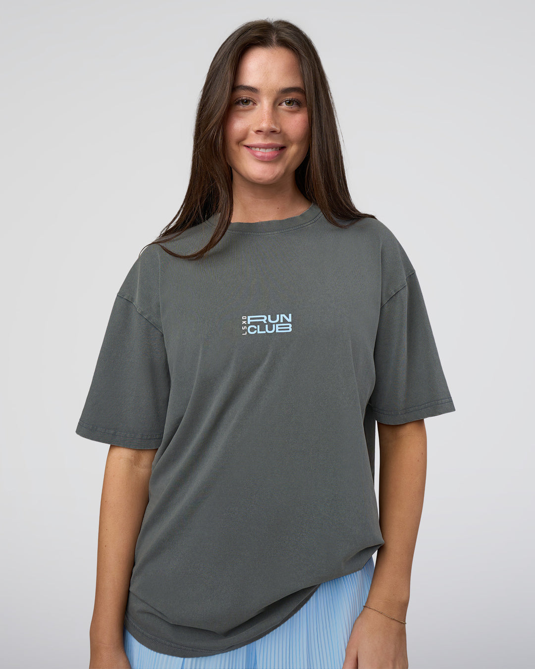 Woman wearing Runner& - view 4