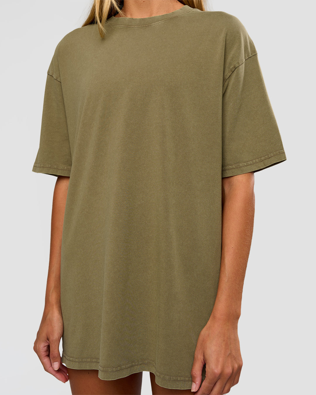 Woman wearing Shadow Mode FLXCotton Oversized Tee - Walnut Grey Washed | Model:Georgia | Size:XS - view 13