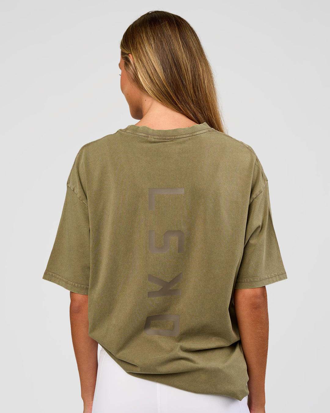 Woman wearing Shadow Mode FLXCotton Oversized Tee - Walnut Grey Washed | Model:Georgia | Size:XS - view 4