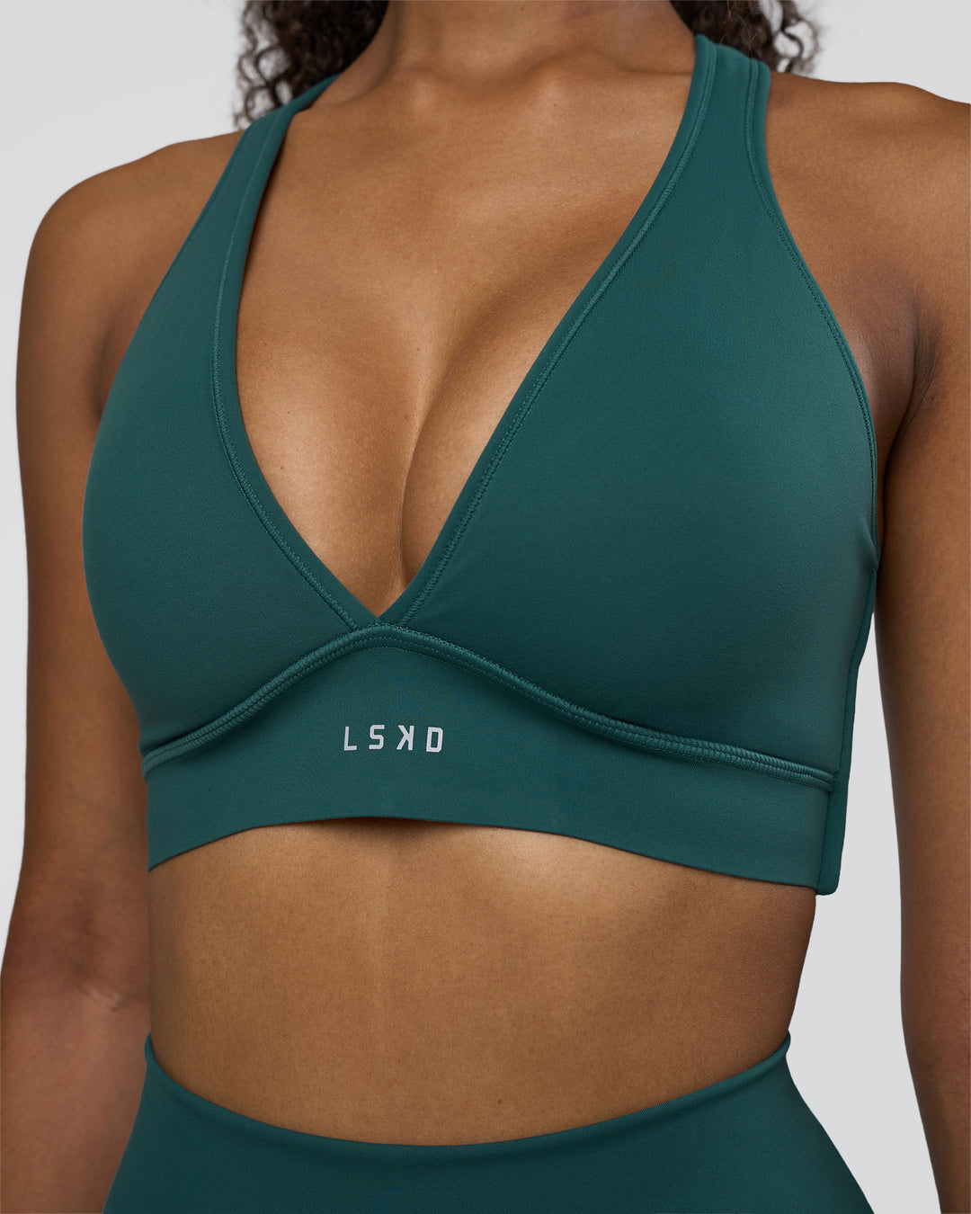 Woman wearing Stamina Sports Bra D/DD/E - Transformative Teal | Model:Jordan | Size:XS - view 4