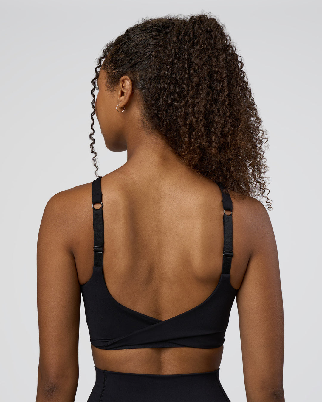 Woman wearing Twist Sports Bra D/DD/E - Black | Model:Jordan | Size:XS - view 4