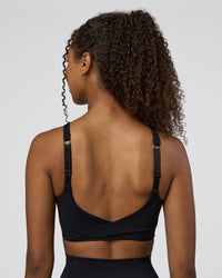Woman wearing Twist Sports Bra D/DD/E - Black | Model:Jordan | Size:XS | Thumbnail Index: 3