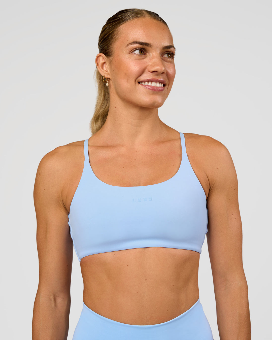 Woman wearing Twist Sports Bra - Open Air | Model:Maja | Size:XS - view 4