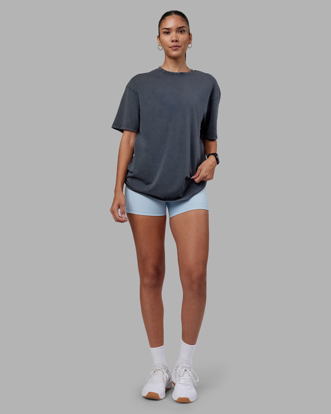 Woman wearing Lifting Club FLXCotton Tee Oversize - Dark Storm Washed-Blue | Model:Rhiley | Size:XS - view 9