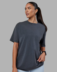 Woman wearing Lifting Club FLXCotton Tee Oversize - Dark Storm Washed-Blue | Model:Rhiley | Size:XS | Thumbnail Index: 3