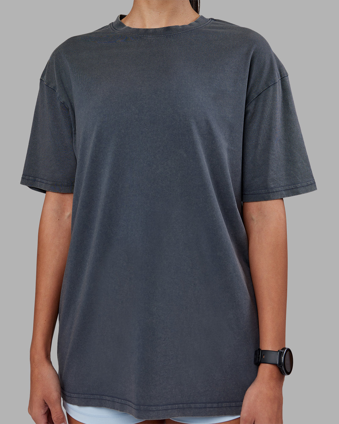 Woman wearing Lifting Club FLXCotton Tee Oversize - Dark Storm Washed-Blue | Model:Rhiley | Size:XS - view 10