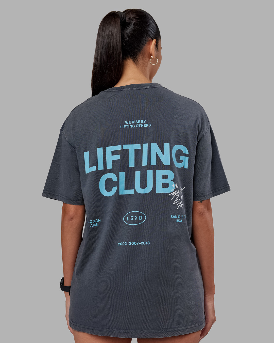 Woman wearing Lifting Club FLXCotton Tee Oversize - Dark Storm Washed-Blue | Model:Rhiley | Size:XS - view 3