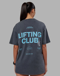 Woman wearing Lifting Club FLXCotton Tee Oversize - Dark Storm Washed-Blue | Model:Rhiley | Size:XS | Thumbnail Index: 2