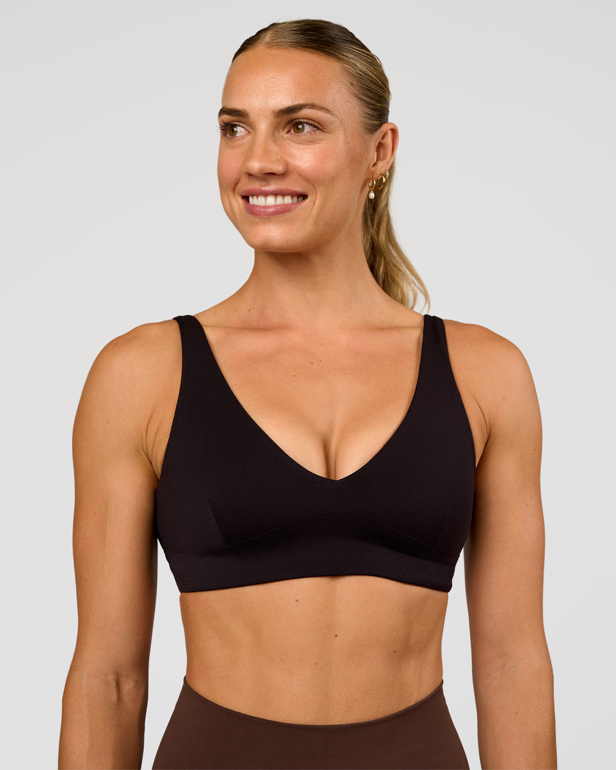 Woman wearing Vitality Sports Bra - Black | Model:Maja | Size:XS