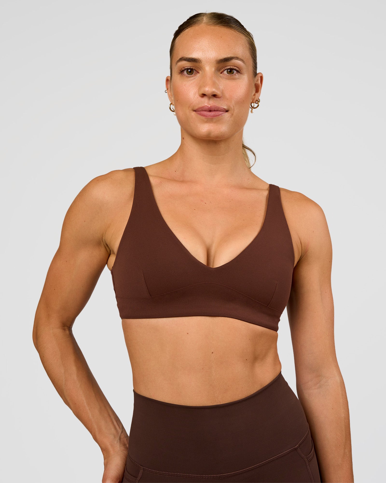 Woman wearing Vitality Sports Bra - Hot Chocolate | Model:Maja | Size:XS