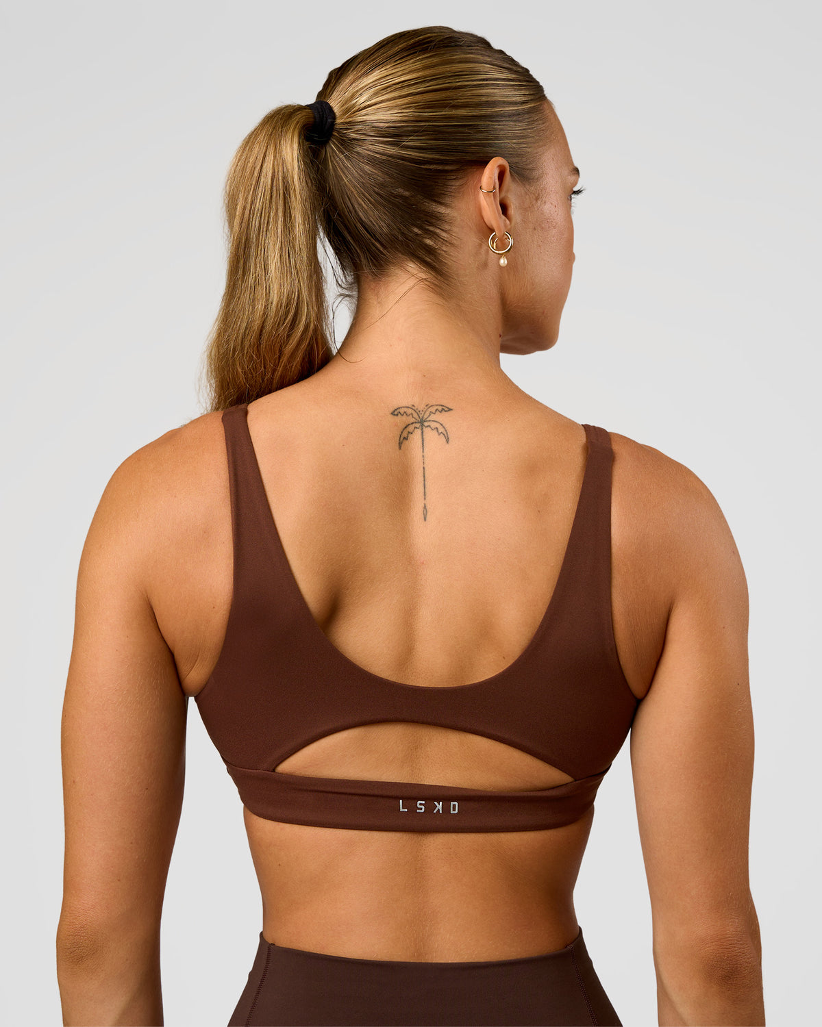 Woman wearing Vitality Sports Bra - Hot Chocolate | Model:Maja | Size:XS