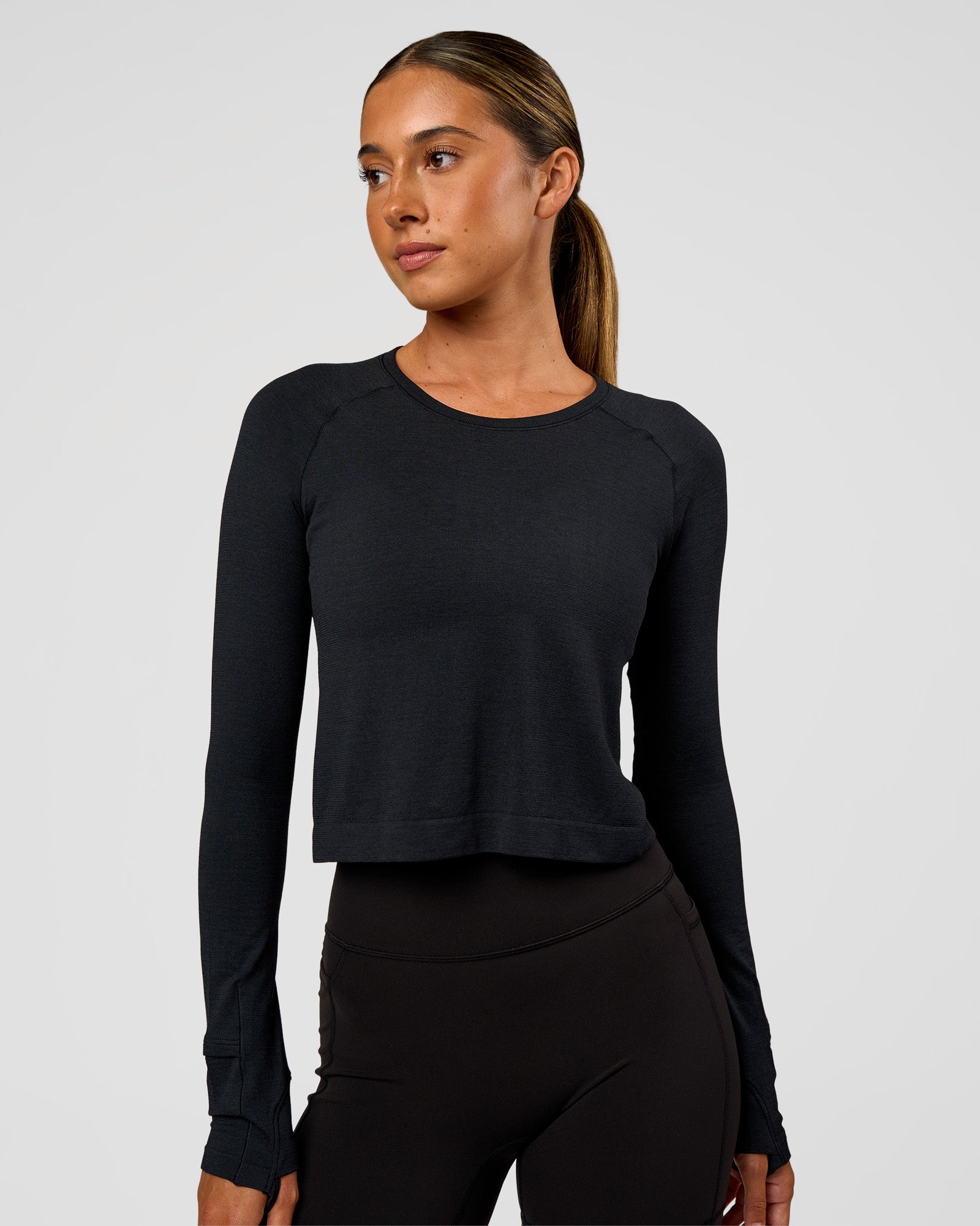 Woman wearing AeroFLX+ Seamless Long Sleeve Skimmer Tee - Black Marl | Model:Charli | Size:XS