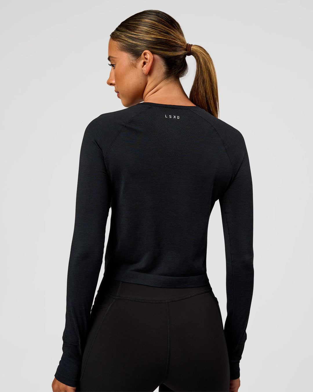 Woman wearing AeroFLX+ Seamless Long Sleeve Skimmer Tee - Black Marl | Model:Charli | Size:XS - view 7