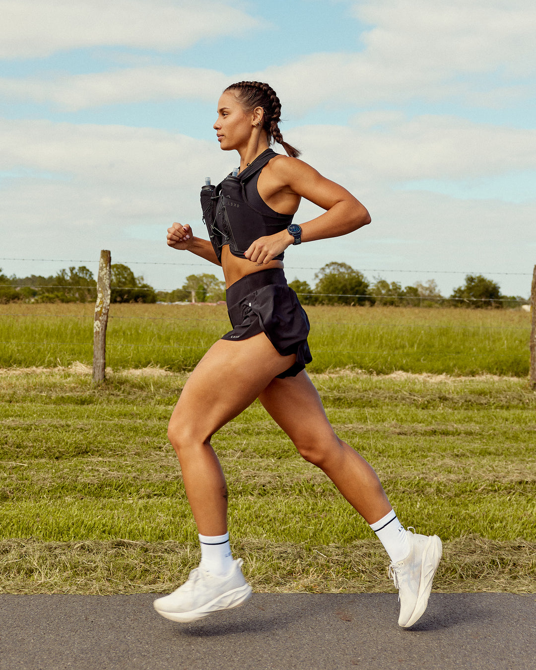 Woman wearing Pace Running Vest - Black-Reflective | Model:Vanessa | Size:XS/S - view 8