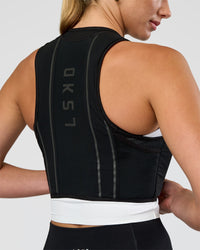 Woman wearing Pace Running Vest - Black-Reflective | Model:Evie | Size:XS/S | Thumbnail Index: 12