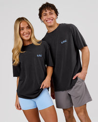 Duo wearing Blended FLXCotton Oversize Tee  - Black Washed | Model:Issy | Size:XS | Model:Leandro | Size:M | Thumbnail Index: 6