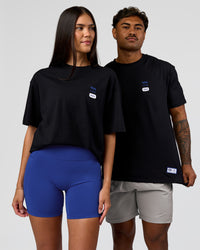 Duo wearing Archive FLXCotton Oversized Tee - Black-Electric Indigo | Model:Rhiley | Size:XS | Model:Xav | Size:L | Thumbnail Index: 5