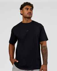 Man wearing Run Club Elevate FLXCotton Oversized Tee - Black-Electric Indigo | Model:Xav | Size:L | Thumbnail Index: 7