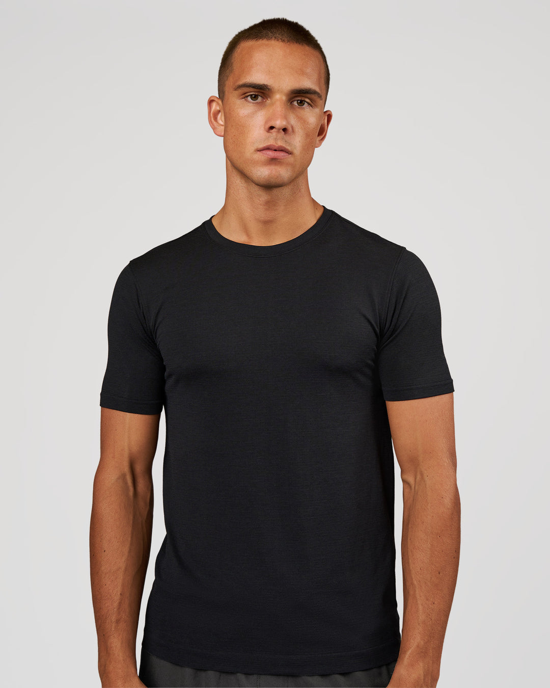 Man wearing AeroFLX+ Seamless Set In Tee - Black Marl | Model:Albert | Size:M - view 1