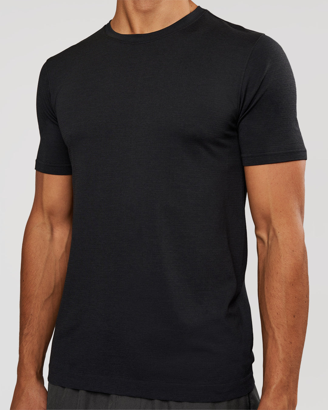 Man wearing AeroFLX+ Seamless Set In Tee - Black Marl | Model:Albert | Size:M - view 2