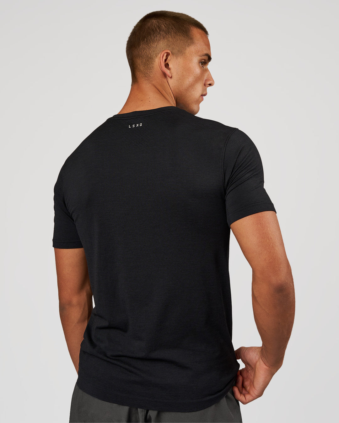 Man wearing AeroFLX+ Seamless Set In Tee - Black Marl | Model:Albert | Size:M - view 3